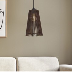 Lámpara colgante con láminas de madera oscura
