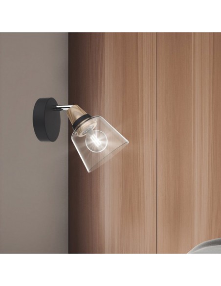 Foco de una luz negro con madera