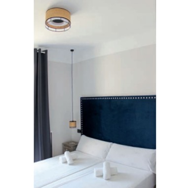 Ambiente dormitorio con lámpara rafia.