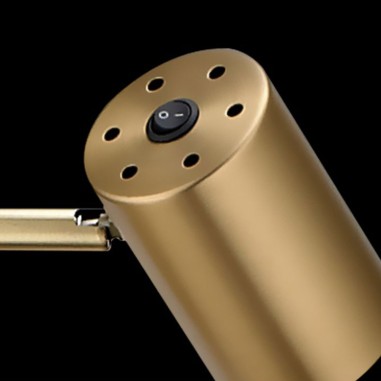 Lámpara de sobremesa con foco barato.