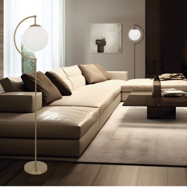 Lámpara de suelo dorada y cristal