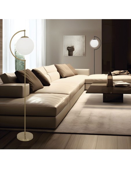 Lámpara de suelo dorada y cristal