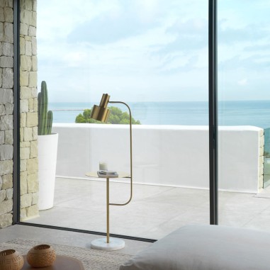 Lámpara de Pie Acabado Latón con Mesa