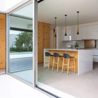 Lámparas Suspendidas Negras y Madera